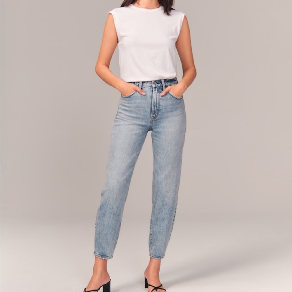 Abercrombie & Fitch Blue Light Wash High Rise 80s Mom Jean Size 4